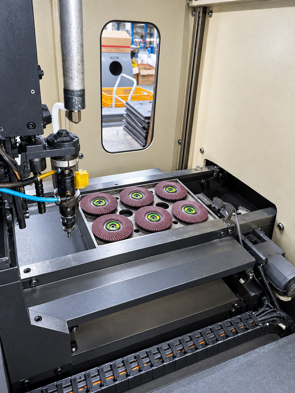 Flap discs and processing head on the first-floor abrasive production line